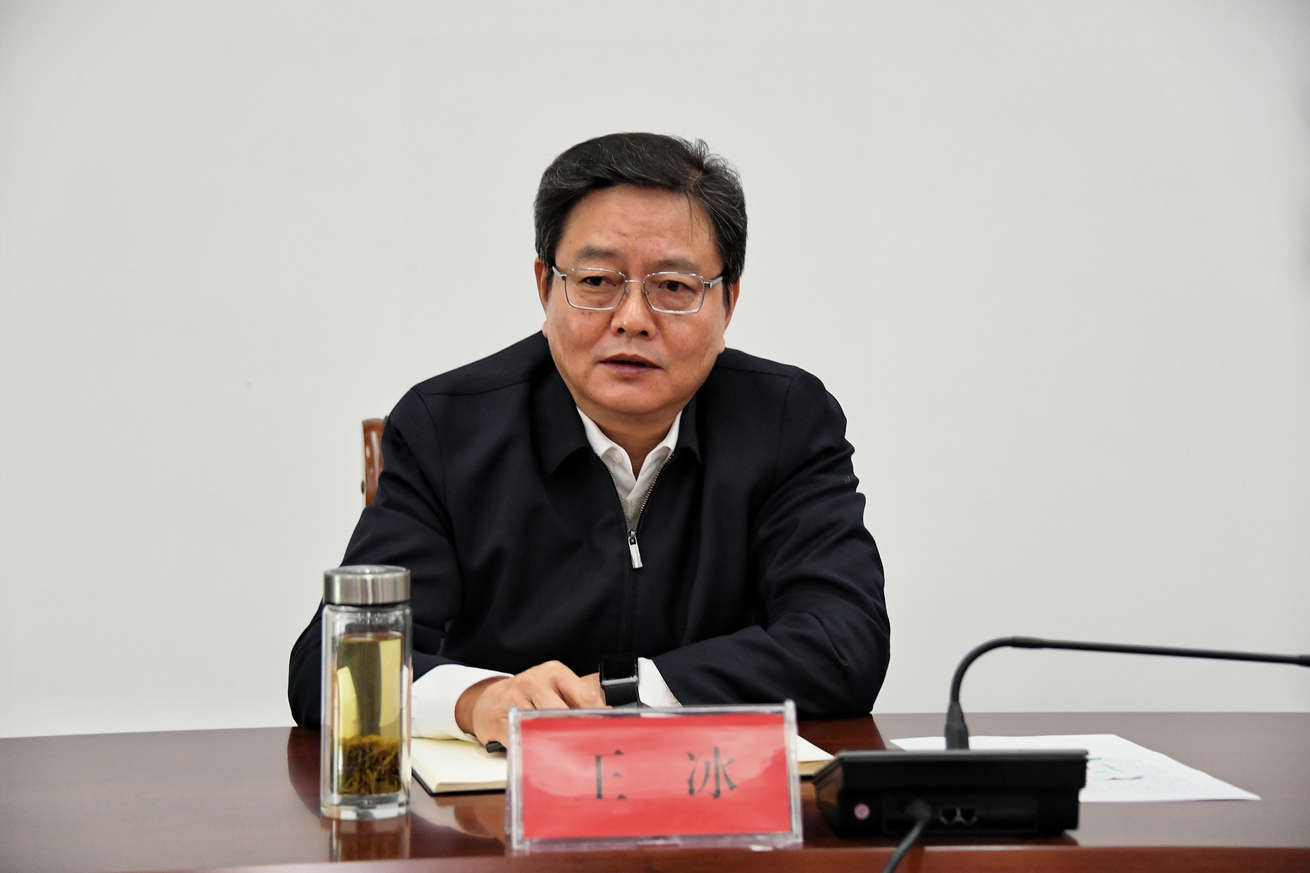 在区政务服务中心一楼大厅,王冰听取相关负责人关于